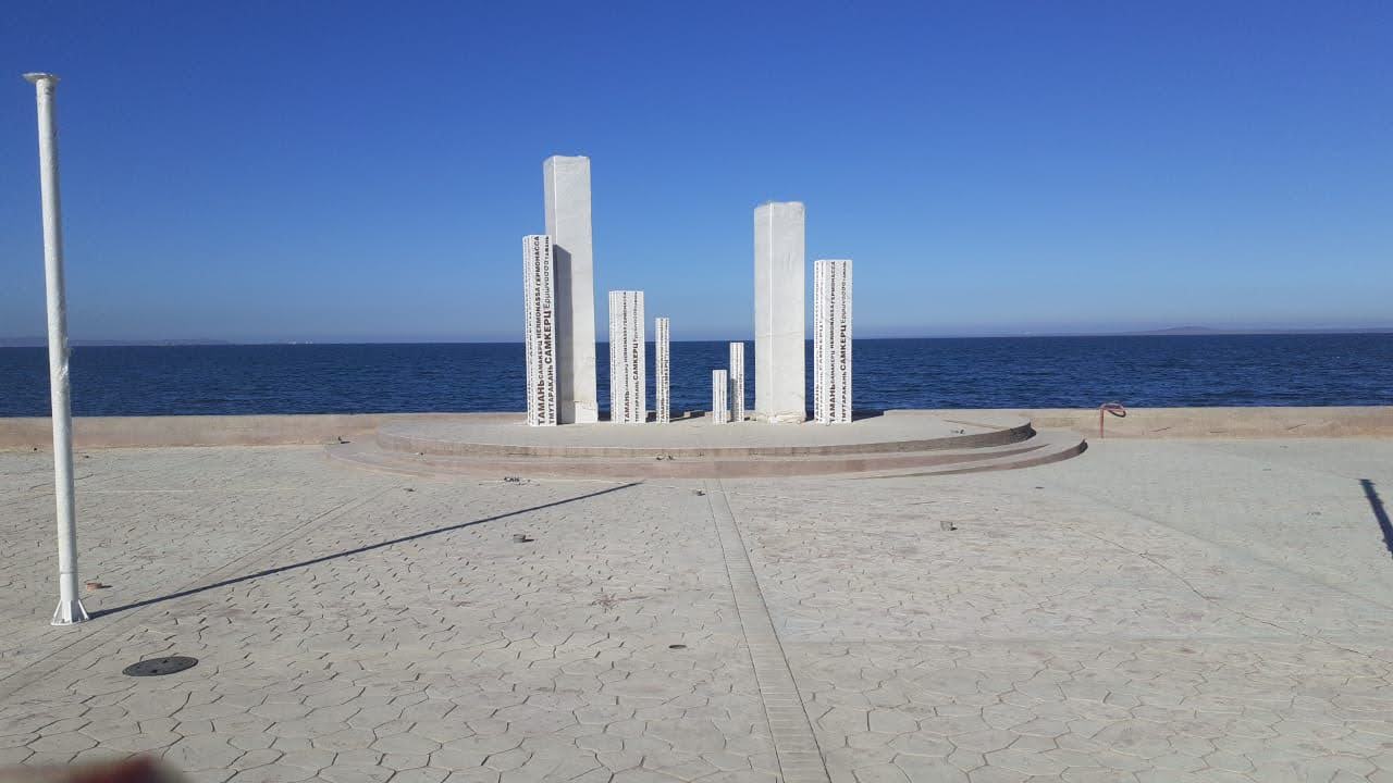 Столбы на набережной - фото 2
